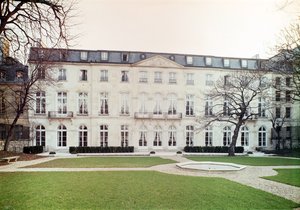 Widok na elewację ogrodową Hotelu de Beauharnais, wybudowanego w 1713 r. Wnętrze Salonu Vert w mieszkaniu księcia Eugeniusza de Beauharnais (1781-1824) autorstwa Germain Boffrand