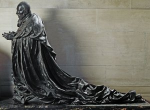 Kardynał Rene de Birague w modlitwie (rzeźba z brązu)
