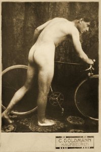 Karta gabinetowa przedstawiająca nagiego rowerzystę, ok. 1898 r. (zdjęcie w sepii)