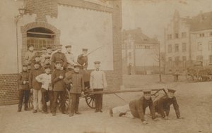 Niemieccy żołnierze ciągnący (karabin) powóz. Pocztówka wysłana w 1913 roku. autorstwa German Photographer