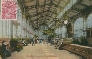 Karlsbad - wewnątrz kolumnady. Pocztówka wysłana w 1913 roku. autorstwa German Photographer