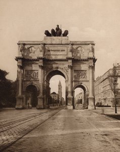 Munchen / Monachium: Siegestor (zdjęcie czarno-białe) autorstwa German Photographer