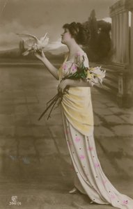 Pocztówka przedstawiająca piękną dziewczynę z liliami i gołębicą, wysłana w 1913 r. (zdjęcie ręcznie kolorowane) autorstwa German Photographer