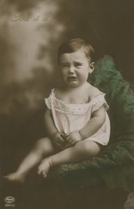 Pocztówka przedstawiająca płaczącego chłopca, wysłana w 1913 r. (zdjęcie ręcznie kolorowane) autorstwa German Photographer