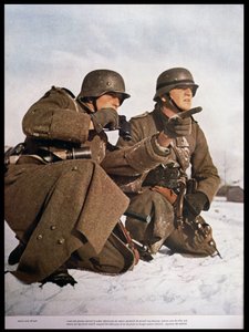 Dowódcy jednostek w pobliżu Leningradu wypatrujący nowych ruchów wroga, z magazynu "Signal", numer 5, pierwsze wydanie z marca 1942 r. (litografia)