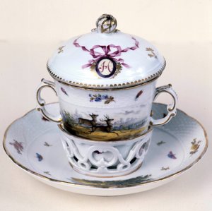 XIX-wieczny porcelanowy kubek osikowy (używany do picia gorących napojów). Produkcja niemiecka. Besançon. Muzeum Sztuk Pięknych autorstwa German School