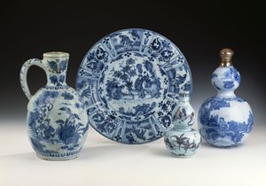 Wybór niebiesko-białej ceramiki frankfurckiej w stylu chińskim, ok. 1700 r. (ceramika) autorstwa German School