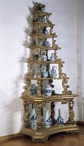 Kolekcja niebiesko-białej porcelany chinoiserie na stojaku piramidy, niem., pozłacane, pocz. XVIII w.