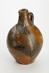 Butelka kolońska zdobiona groteskową twarzą, ok. 1600-50 (kamionka glazurowana solą)