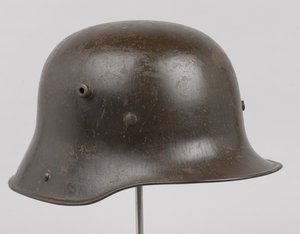 Niemiecki hełm stalowy lub „Stahlhelm”, c.1916 (hełm) autorstwa German School