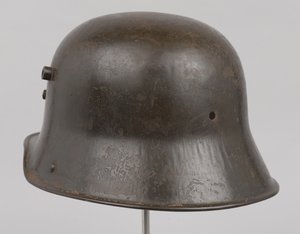 Niemiecki hełm stalowy lub „Stahlhelm”, c.1916 (hełm) autorstwa German School