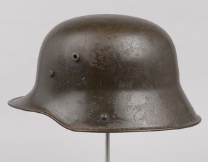 Niemiecki hełm stalowy lub „Stahlhelm”, c.1916 (hełm) autorstwa German School
