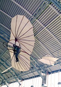 Szybowiec wykonany dla Otto Lilienthala (1848-96) c.1891 (bawełna i drewno) (patrz także 56774) autorstwa German School