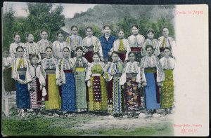 Pocztówka przedstawiająca tradycyjny strój rumuński w regionie Arges, ok. 1900-10 autorstwa German School