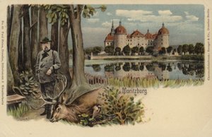 Pocztówka przedstawiająca mężczyznę z zastrzelonym jeleniem na tle zamku Moritzburg autorstwa German School