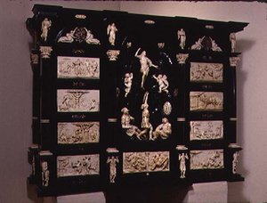 Południowoniemiecki gabinet Kunst, ozdobiony rzeźbionymi postaciami i tablicami, 1690 (drewno ebonizowane i kość słoniowa)