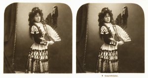 Stereoskopowa karta przedstawiająca młodą kobietę w tradycyjnym hiszpańskim stroju z okolic Aragonii, ok. 1900 (zdjęcie w sepii) autorstwa German School