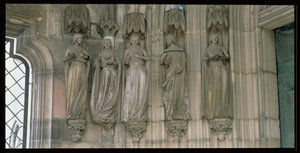 Pięć Mądrych Dziewic, figury ościeżnicowe z Rajskiego Portalu, figury wyrzeźbione ok. 1250, ganek zbudowany ok. 1350 (patrz także 173983 i 173984) autorstwa German School