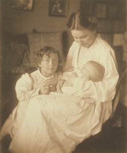 [Matka w szlafroku, siedząca, z niemowlęciem i małym synkiem]. autorstwa Gertrude Käsebier