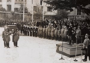 Benito Mussolini przewodniczy państwowemu pogrzebowi żołnierza Garibaldiego (zdjęcie czarno-białe) autorstwa Giacomelli Giacomelli