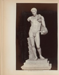 Rzeźba Hermesa z Belwederu w Muzeach Watykańskich w Rzymie, Włochy Roma (Vaticano) Antinoo di Belvedere (tytuł na obiekcie) autorstwa Giacomo Brogi (attributed to)