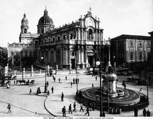 Piazza del Duomo w Katanii, z katedrą pod wezwaniem św. Agaty i Fontanną Słonia, ok. 1900