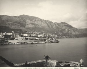 Widok na Monte Carlo, kurort z widokiem na Morze Liguryjskie. W tle wznoszą się Alpy Nadmorskie. Zdjęcie zostało zrobione z Monako autorstwa Giacomo Brogi