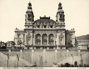 Widok fasady Teatru Montecarlo, zaprojektowanej przez Charlesa Garniera. Monako autorstwa Giacomo Brogi
