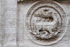 Herb na fasadzie kościoła św. Ludwika francuskiego autorstwa Giacomo della Porta
