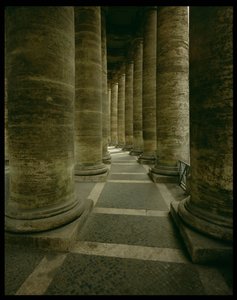 Widok wewnątrz kolumnady autorstwa Gian Lorenzo Bernini