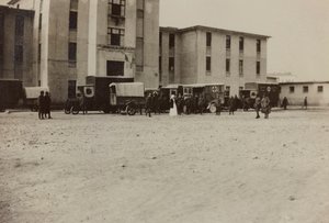 Album "Pictures of War II": włoscy żołnierze i karetki Czerwonego Krzyża w Gradisca Sagrado, Gorizia, Włochy (zdjęcie czarno-białe)