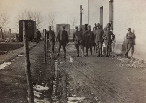 Album "Pictures of War II": włoscy żołnierze i karetki Czerwonego Krzyża w Gradisca Sagrado, Gorizia, Włochy (zdjęcie czarno-białe)