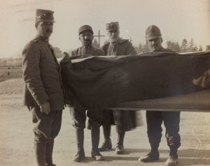 Album "Pictures of War II": Włoscy żołnierze niosą trumnę poległych w Wielkiej Wojnie (zdjęcie czarno-białe)