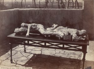 Ludzkie ślady, Pompeje [Ludzkie odlewy, Pompeje] autorstwa Giorgio Sommer
