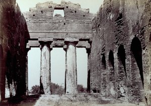 Wnętrze Świątyni Zgody w Dolinie Świątyń w Agrigento. Na pierwszym planie dwie kolumny doryckie; po bokach łukowata ściana obwodowa