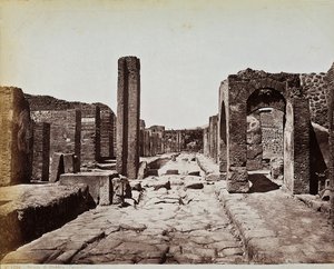 Ruiny strukturalne wzdłuż Strada di Stabia, na stanowisku archeologicznym w Pompejach autorstwa Giorgio Sommer