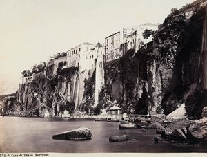 Dom Tasso wznoszący się nad morzem Sorrento autorstwa Giorgio Sommer