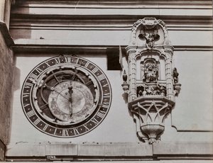 Kwadrant wieży zegarowej w Bernie autorstwa Kaspara Brunnena (1527-1530). Obok zegara astronomicznego stoisko z gazetami, na którym znajdują się statuetki, które są włączane przez mechanizm samego zegara na cztery minuty przed wybiciem godziny autorstwa Giorgio Sommer