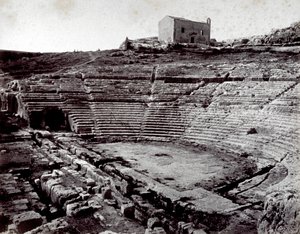 Pozostałości teatru greckiego w Syrakuzach w Monumental Park of the Neàpoll. Na pierwszym planie półkolista orkiestra i cavea autorstwa Giorgio Sommer