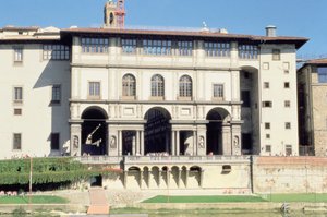 Fasada Galerii Uffizi na Arno autorstwa Giorgio Vasari