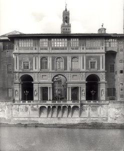 Fasada Galerii Uffizi na Lungarno Torrigiani autorstwa Giorgio Vasari