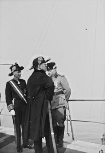Album „Duce”: Benito Mussolini w mundurze na pokładzie statku w towarzystwie urzędnika państwowego i księcia Maurice Gonzagi markiza Vodice (zdjęcie czarno-białe) autorstwa Giovanni Agosto