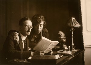 Małżeństwo czyta książkę autorstwa Phillipe de Marlier