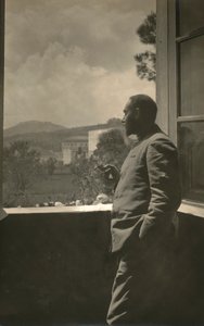 Portret Alfredo Trombetty w mundurze z papierosem w ręku autorstwa Phillipe de Marlier