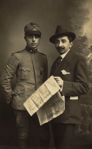 Portret męskiej pary, jeden w mundurze wojskowym, drugi z „Giornale d