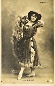 Pocztówka: Letni Alcazar - Portret panny Birks, artystki Music Hall autorstwa Phillipe de Marlier