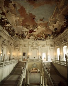 Widok na Wielkie Schody i sufit udekorowany przez Giovanniego Battistę (Giambattista) Tiepolo (1696-1770), reprezentujący Alegorię Pięciu Kontynentów. 1753 Pałac w Würzburgu (Würzburg) zrealizowany przez architekta Johanna Balthasara Neumanna (1687-1753) G autorstwa Giovanni Battista Tiepolo