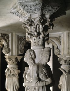 Szczegół grup rzeźbiarskich podtrzymujących Krzesło zrealizowany przez Giovanniego Pisano (1248-1314): Theologales Vertus (Detal rzeźb podtrzymujących marmurową ambonę, cnoty teologiczne) 1302-1311 Cathedrale de Pisa (Duomo di Pisa), Włochy autorstwa Giovanni Pisano