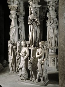 Szczegół grup rzeźbiarskich podtrzymujących Krzesło zrealizowanych przez Giovanniego Pisano (1248-1314): Kościół karmi swoje dzieci i dwie z czterech cnót kardynalnych (Detal rzeźby podtrzymującej marmurową ambonę, Kościół karmi swoje dzieci i dwie kardyna autorstwa Giovanni Pisano