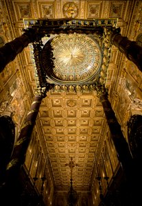 Widok na strop z drewnianymi skrzynkami naznaczonymi przez Giuliano da Sangallo (1445 ok. 1516) oraz ołtarz główny wykonany przez architekta Ferdinanda Fugę (1699-1781). Bazylika Santa Maria Maggiore (Najświętsza Maryja Większa), Rzym.